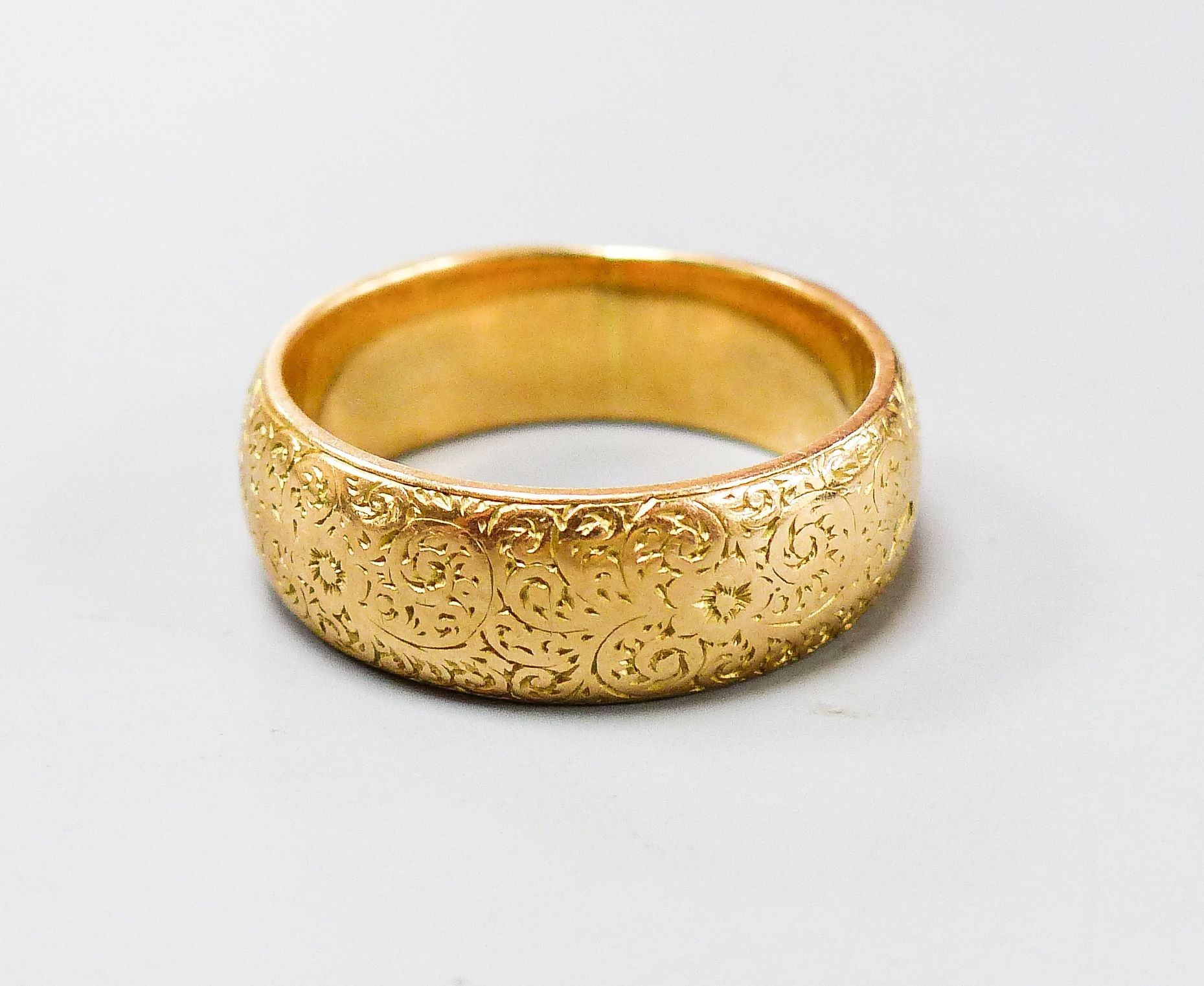 A Victorian engraved 18ct gold wedding band, size P/Q, 10 grams.